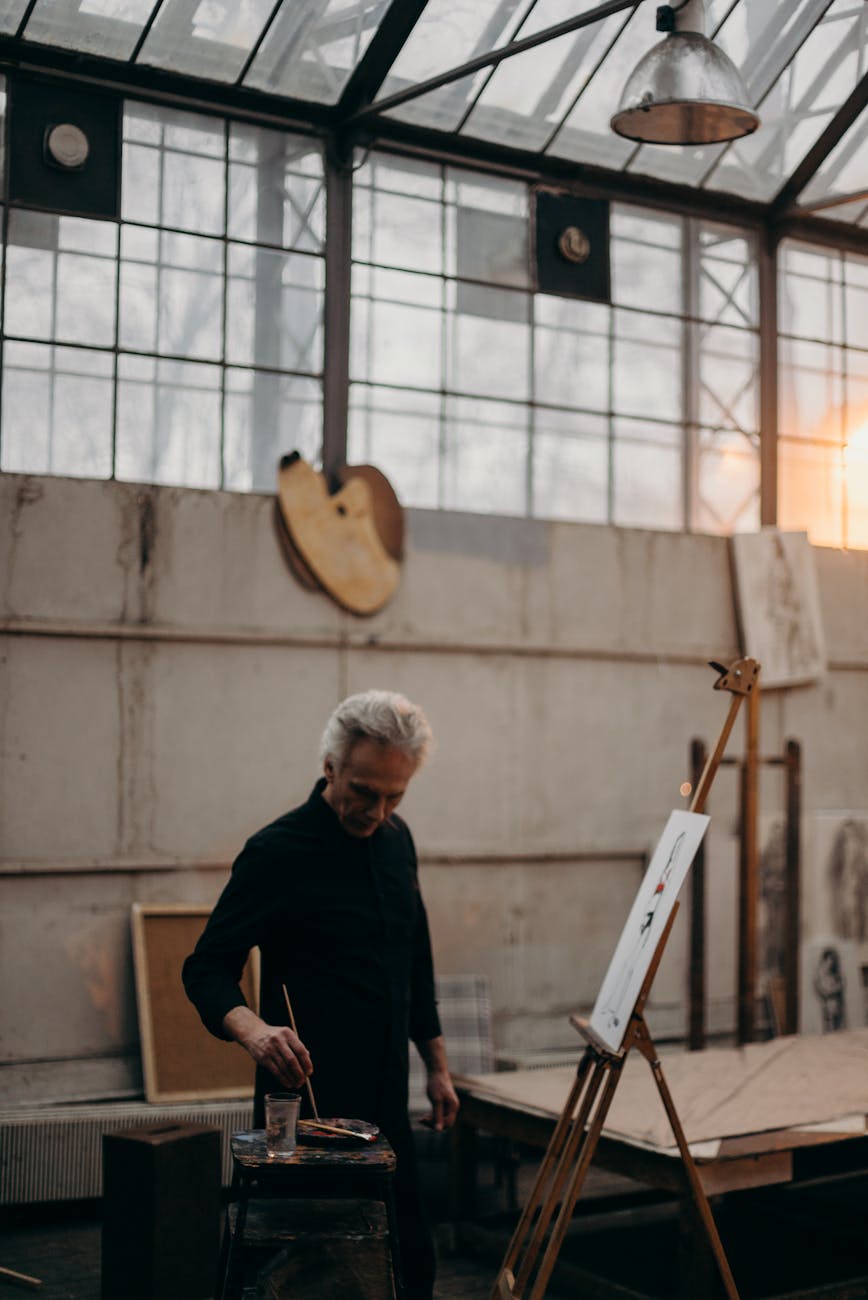lenguajes visuales, man in black long sleeves standing near easel